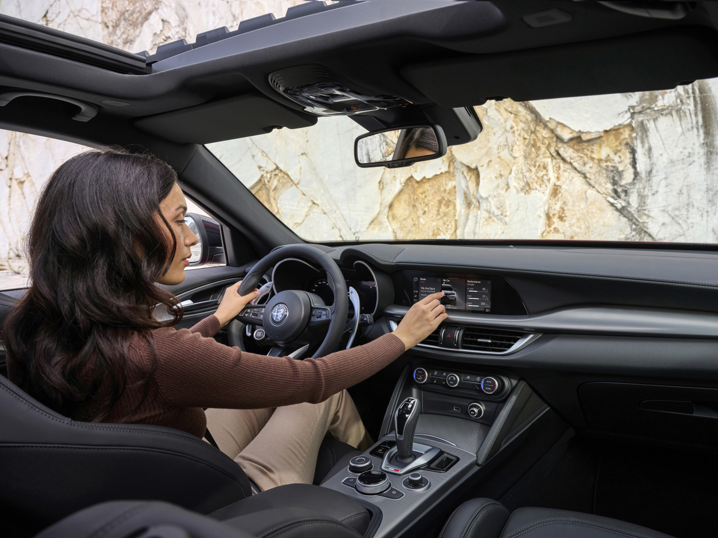 Vista del cruscotto e del touchscreen di Alfa Romeo Tonale