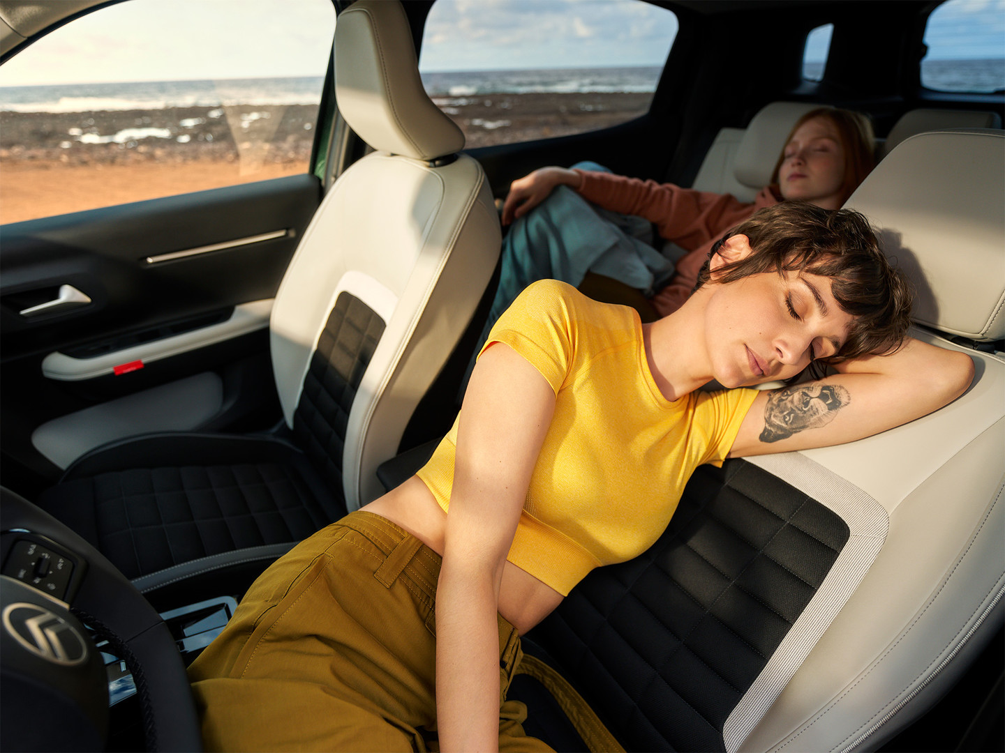 Donna che dorme sui sedili di nuova Citroen C3 Aircross