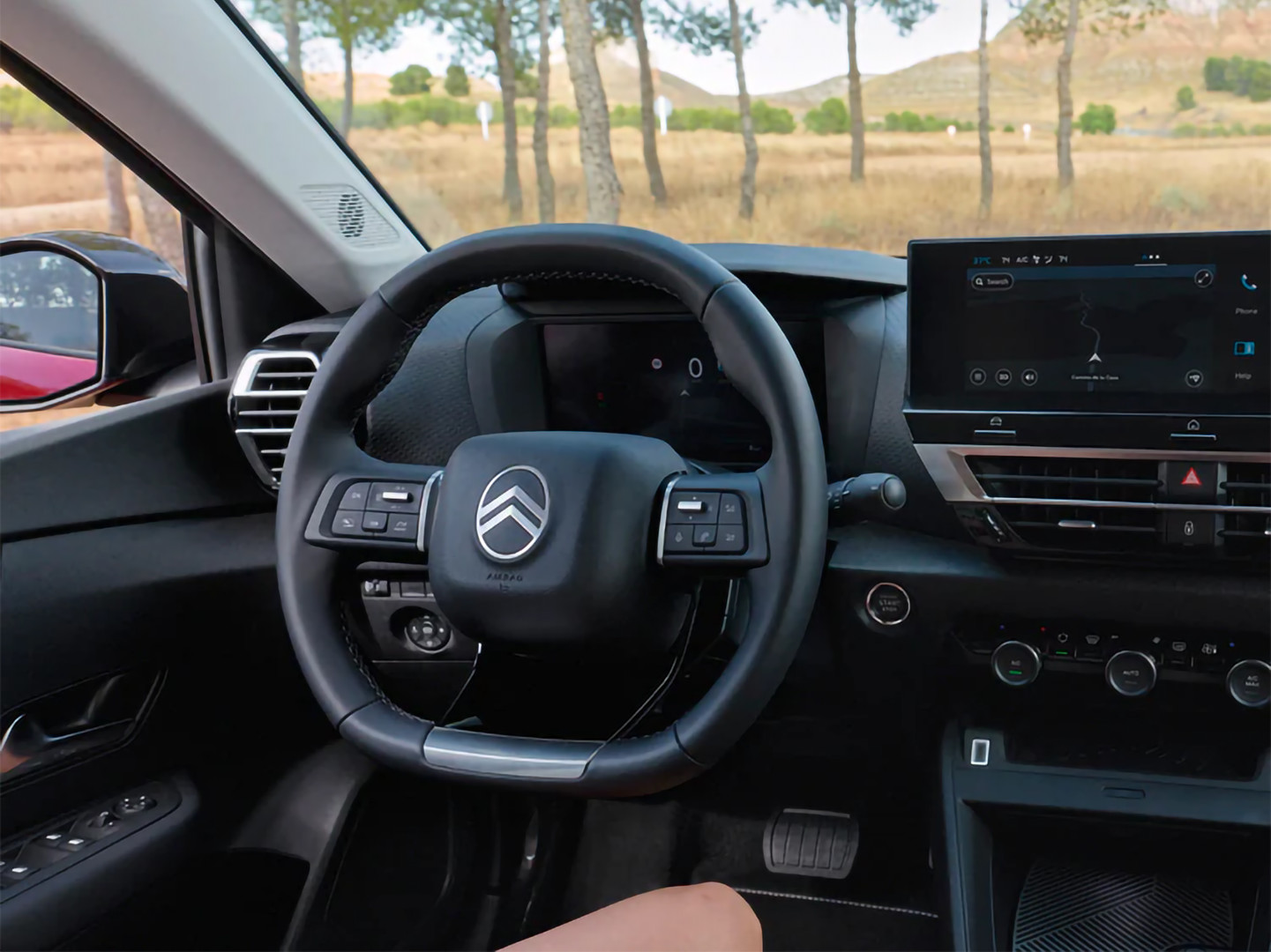 Vista del volante e dello schermo di Citroën C4