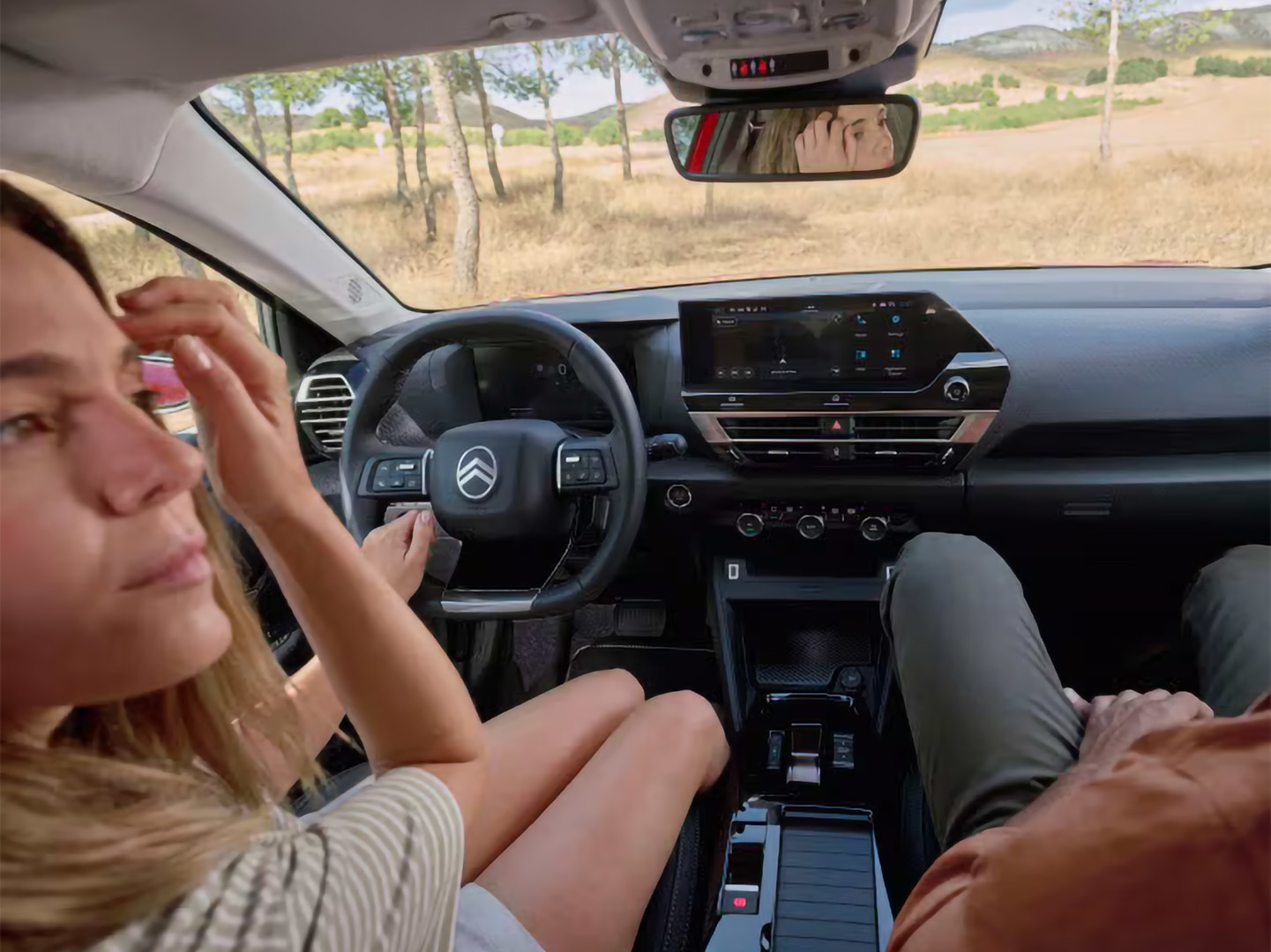 Donna al volante di una Citroën C4