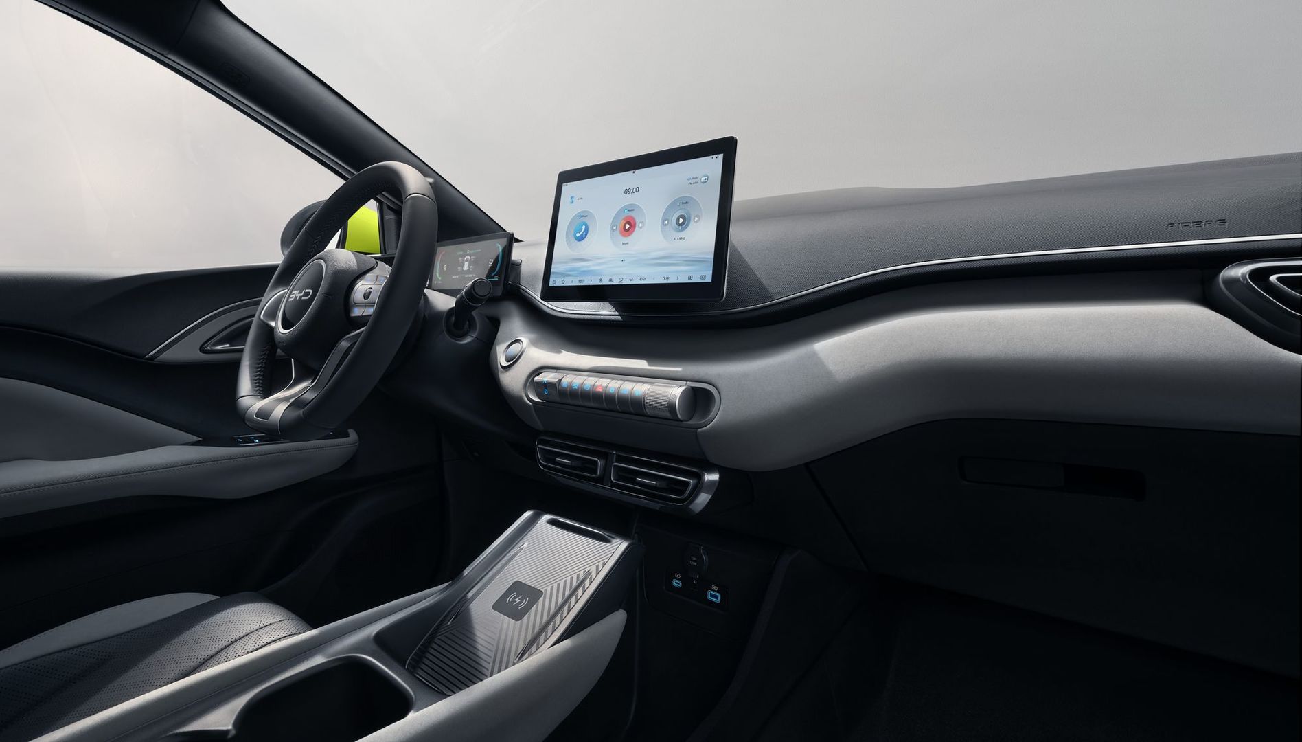 Vista interna del cruscotto e del touchscreen di BYD Dolphin Surf